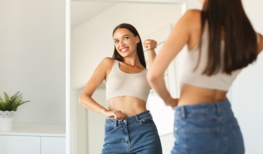 ady pointant du doigt son reflet dans un miroir