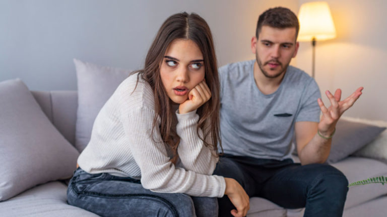 mec qui parle pendant que la fille est agacee