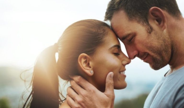 jeune couple profitant dune journee romantique a lexterieur