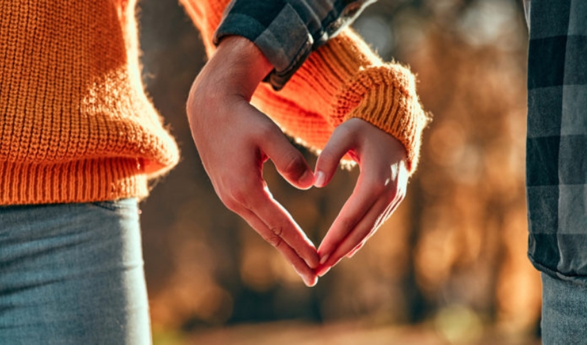 main masculine et féminine en forme de coeur