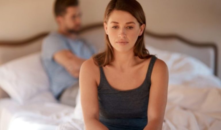 couple dans une dispute dans sa chambre