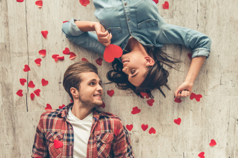 homme et femme se regardant dans les yeux en position allongée sur le sol