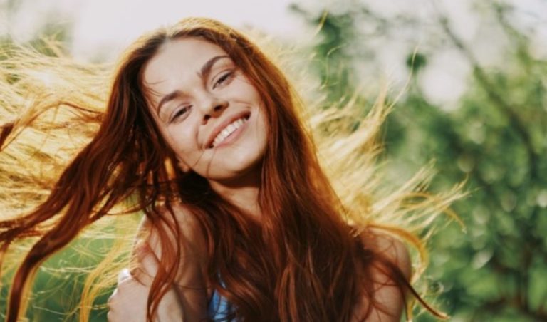 belle femme souriante au soleil
