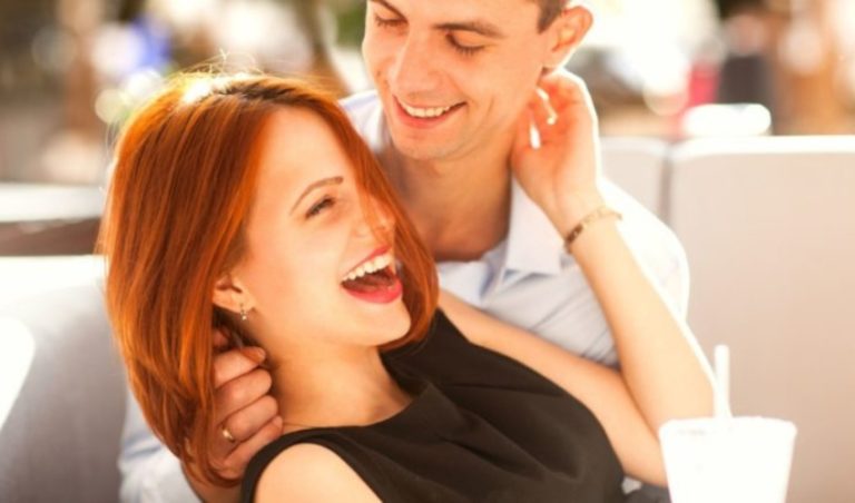couple amoureux dans un cafe en riant et en sembrassant
