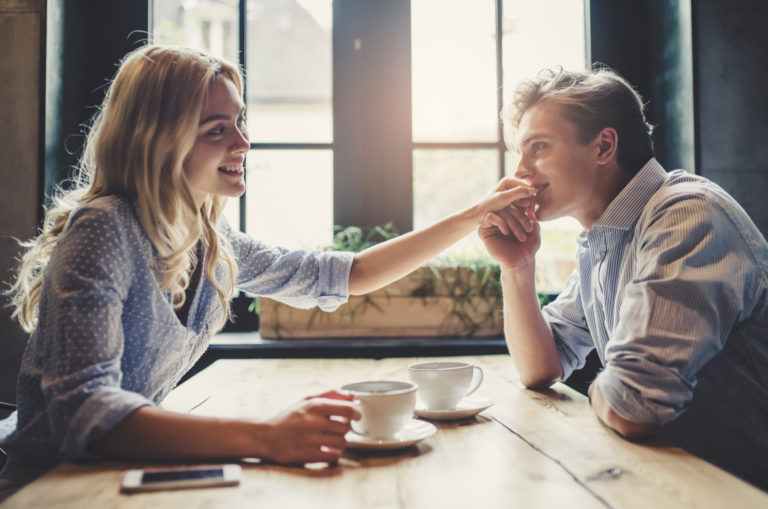 homme embrassant la main de la femme