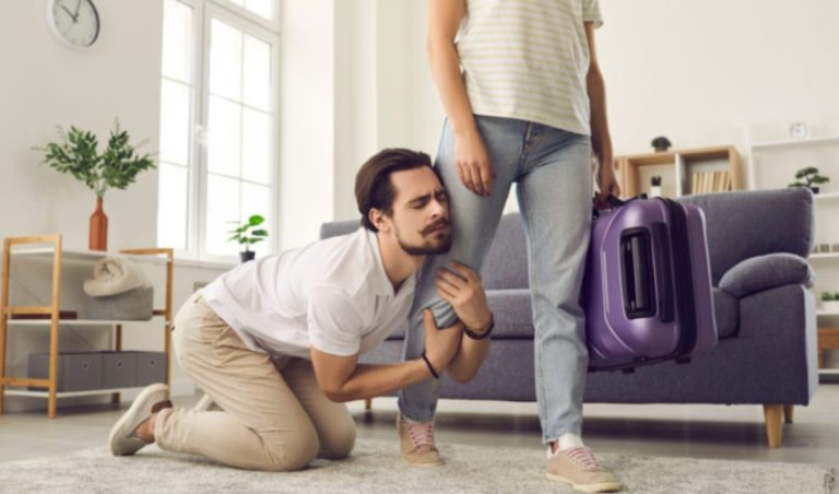 un gars qui convainc une femme de ne pas rompre