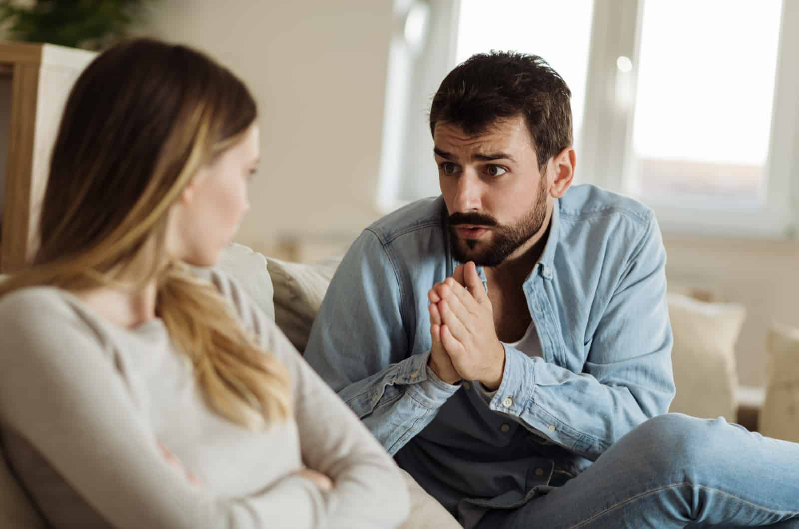 homme s'excusant auprès d'une femme