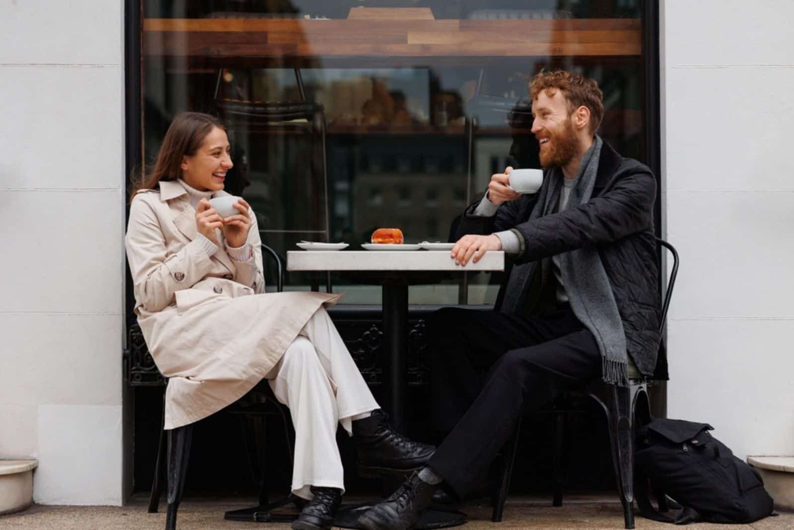 Heureux couple buvant du café et riant