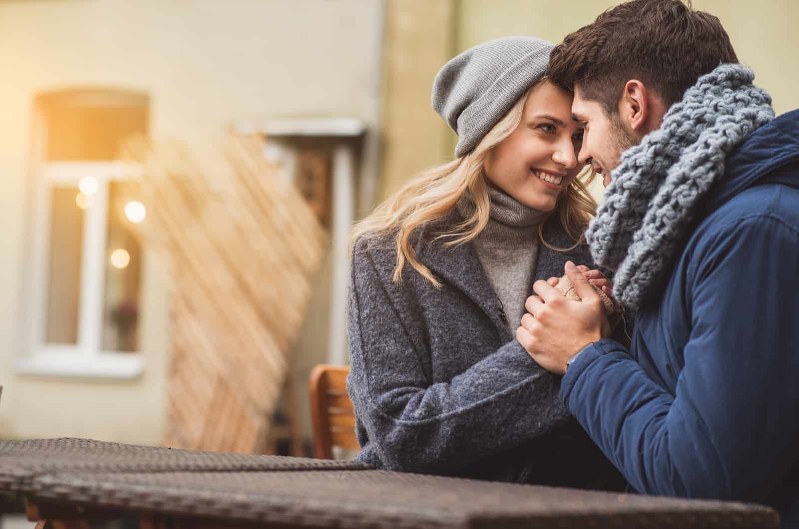 Joli couple d'amoureux datant de l'extérieur