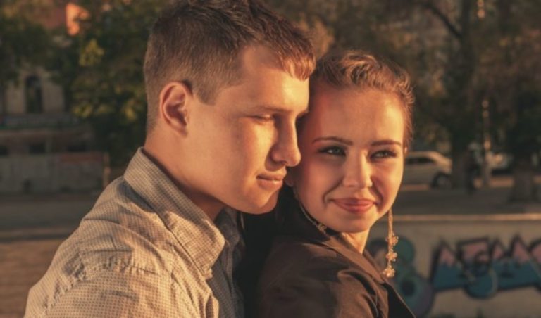 mec heureux avec une fille