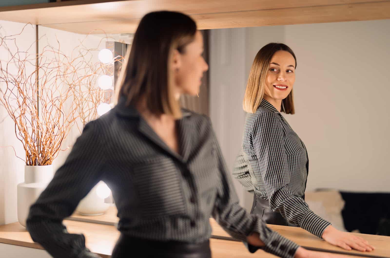 femme confiante se regardant dans le miroir