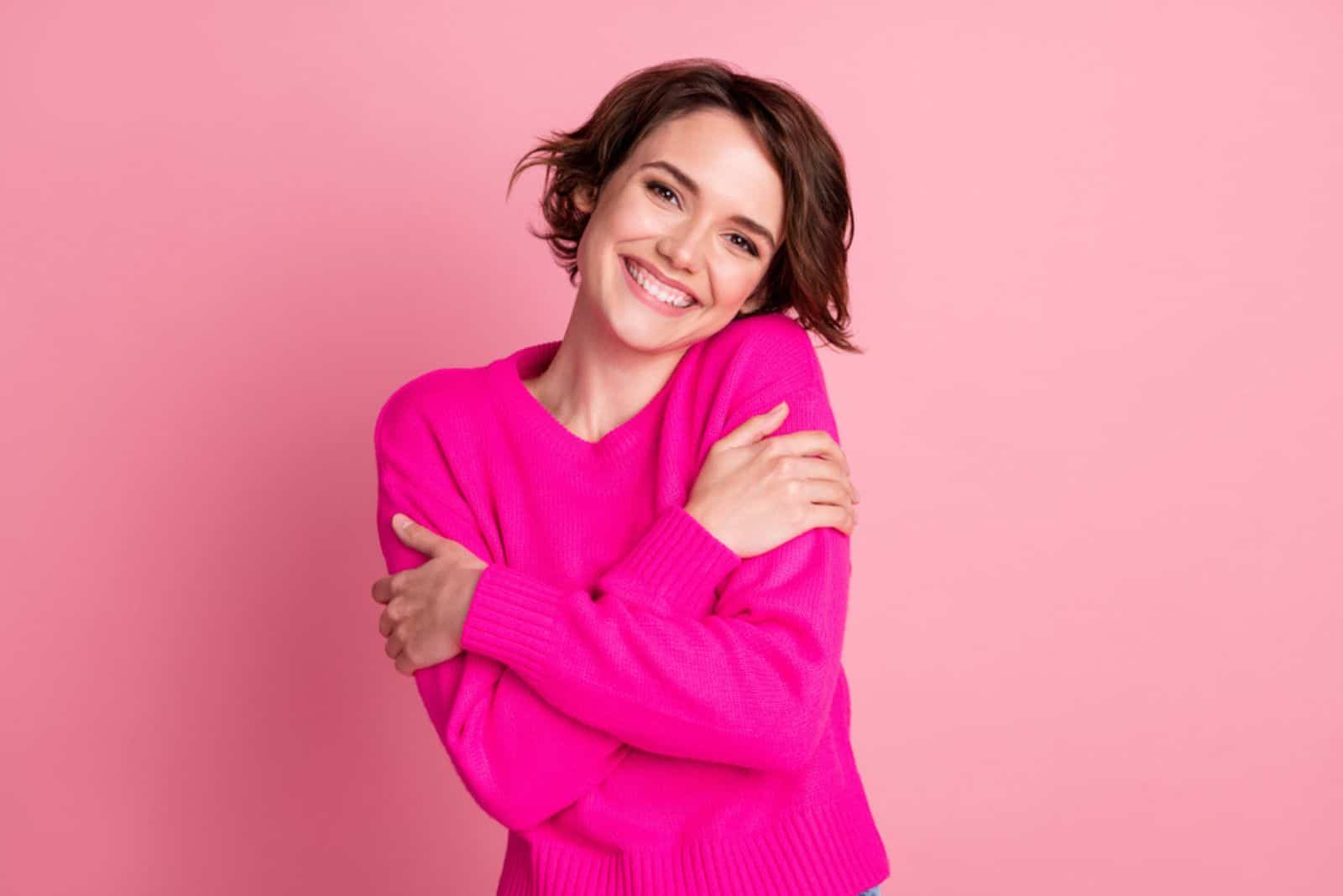 femme souriante portant une chemise rose