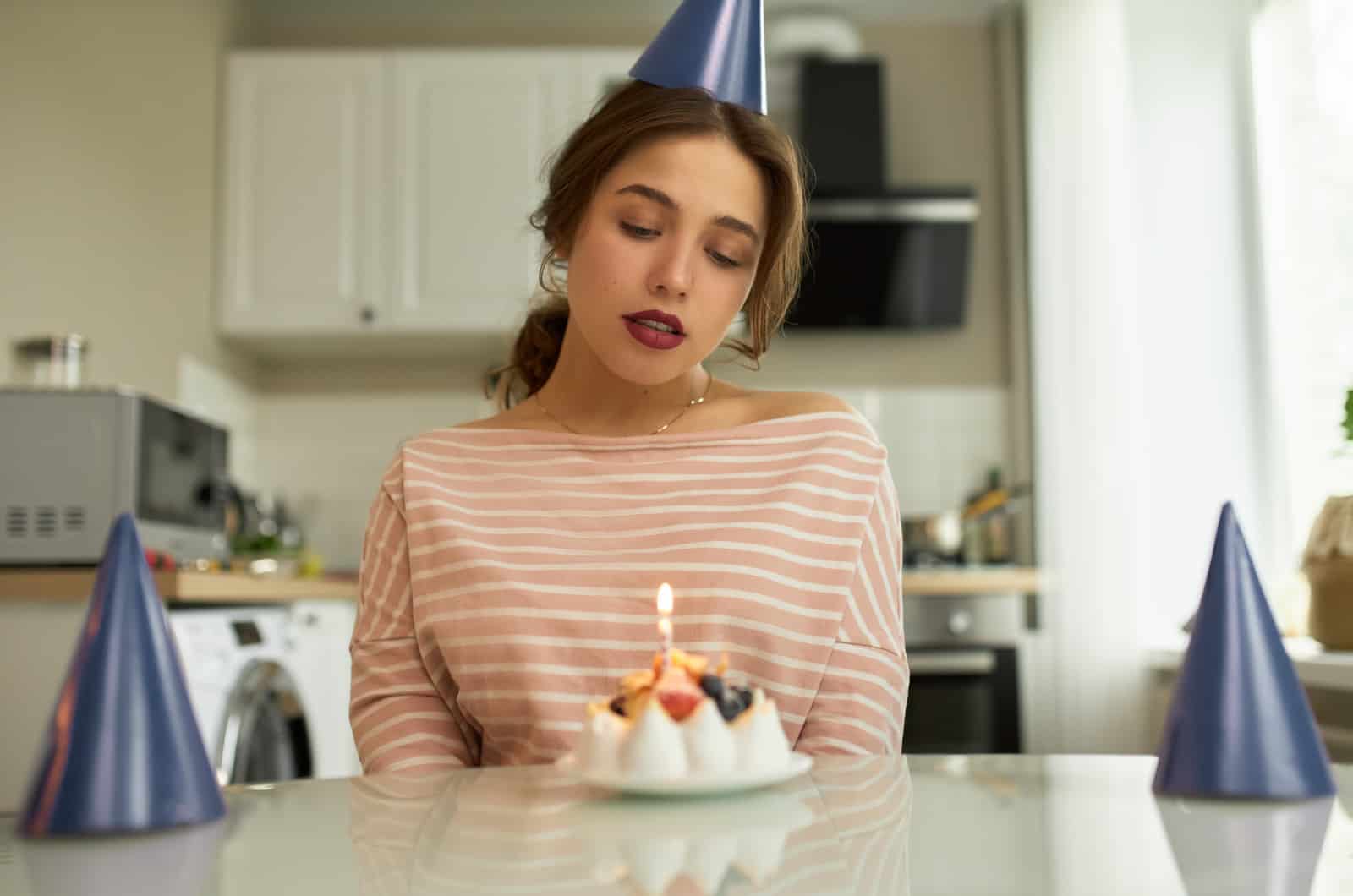 femme triste célébrant son anniversaire