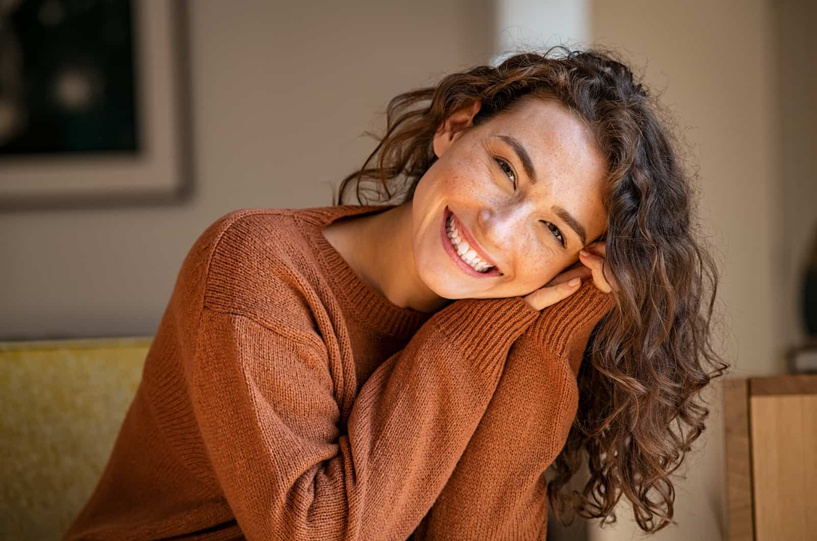 heureuse jeune femme souriante