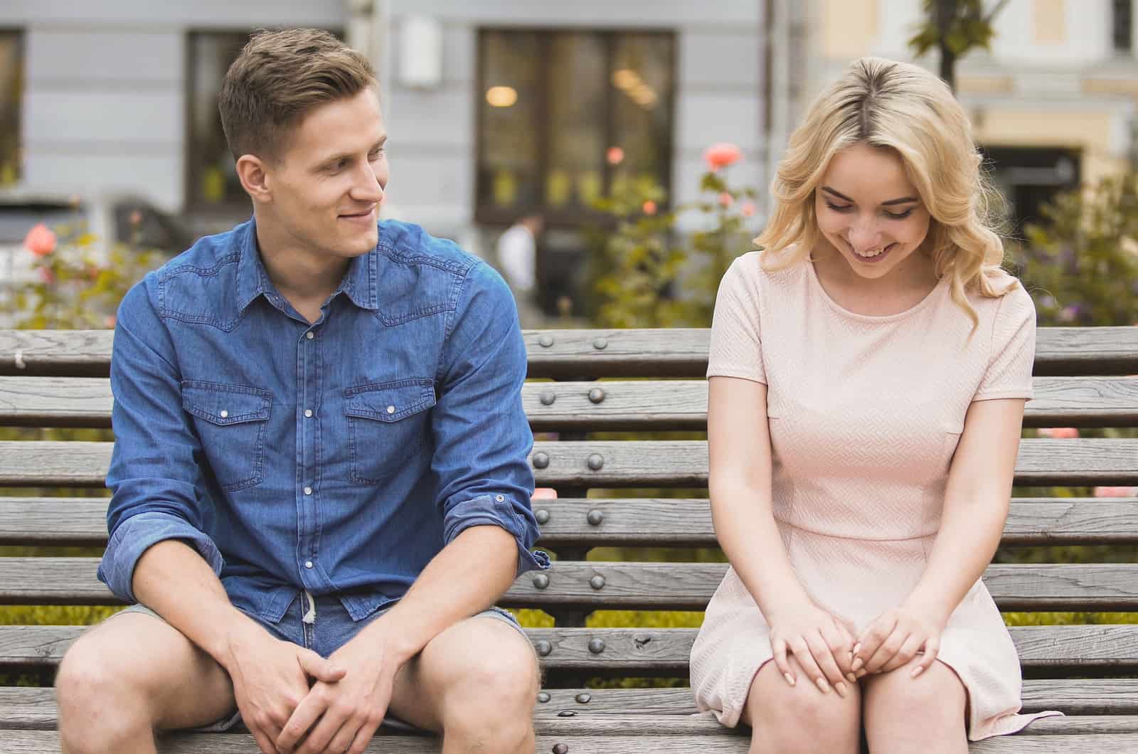 jeune couple assis sur un banc