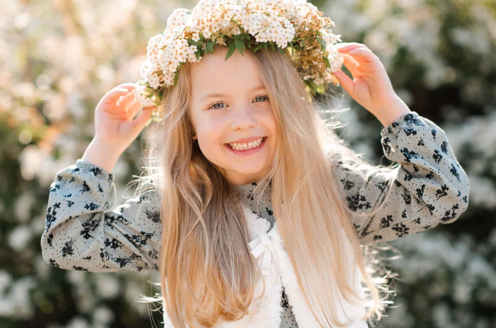 petite fille blonde avec une couronne de fleurs