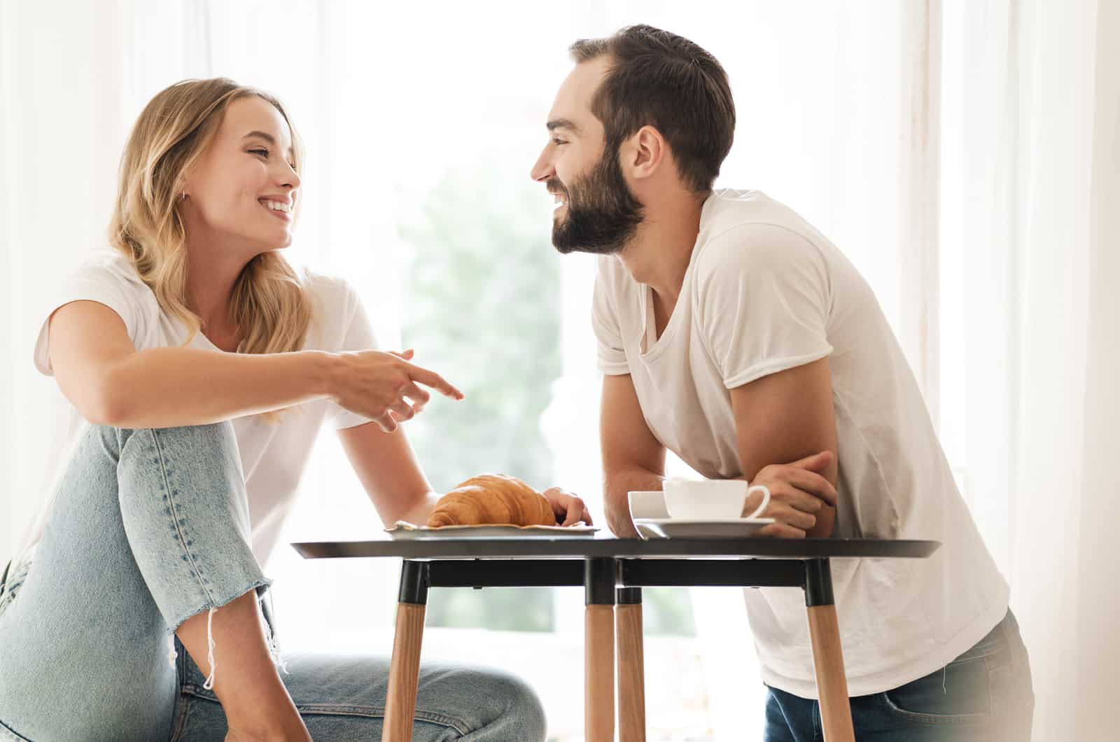 un couple prenant son petit déjeuner ensemble