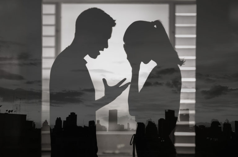 homme criant sur femme