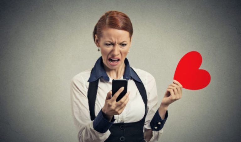 fille lisant des messages