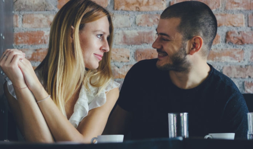 fille et mec en rendez vous