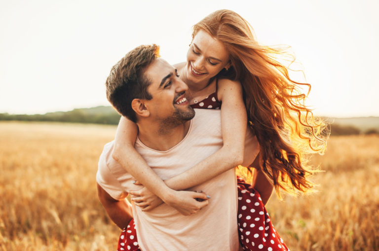 homme portant une femme sur son dos