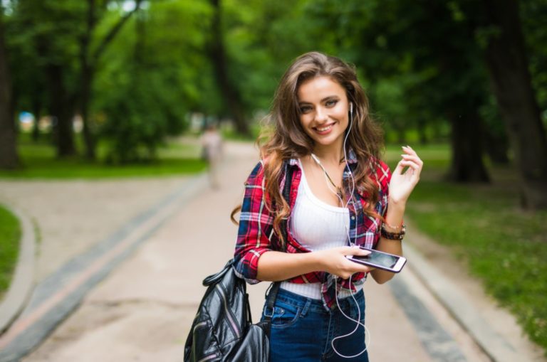 belle femme avec des bouchons d'oreilles