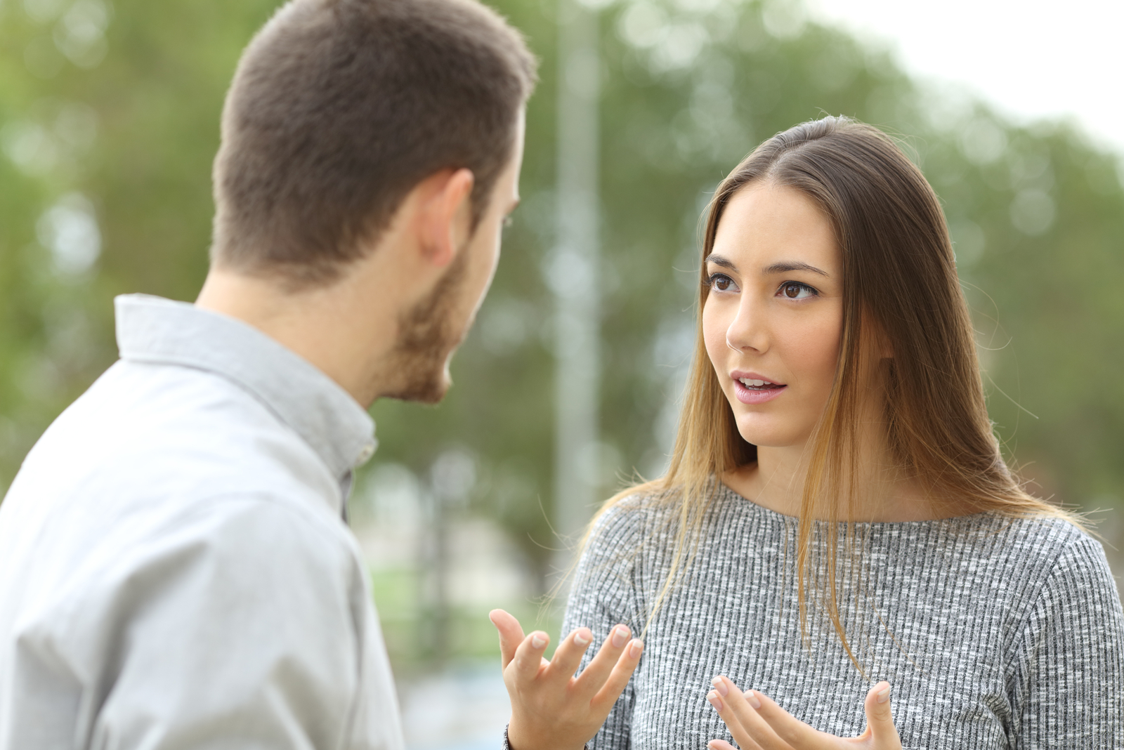 Couple parlant à l'extérieur dans un parc