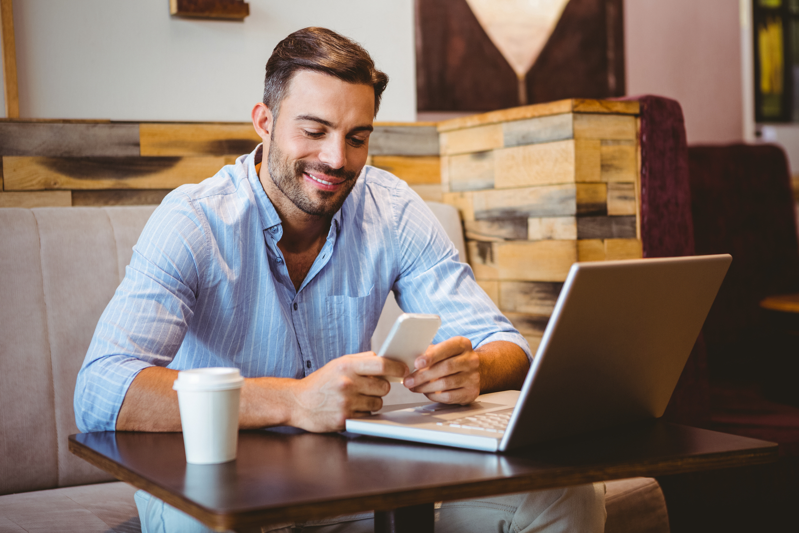 Homme d'affaires souriant envoyant un message texte