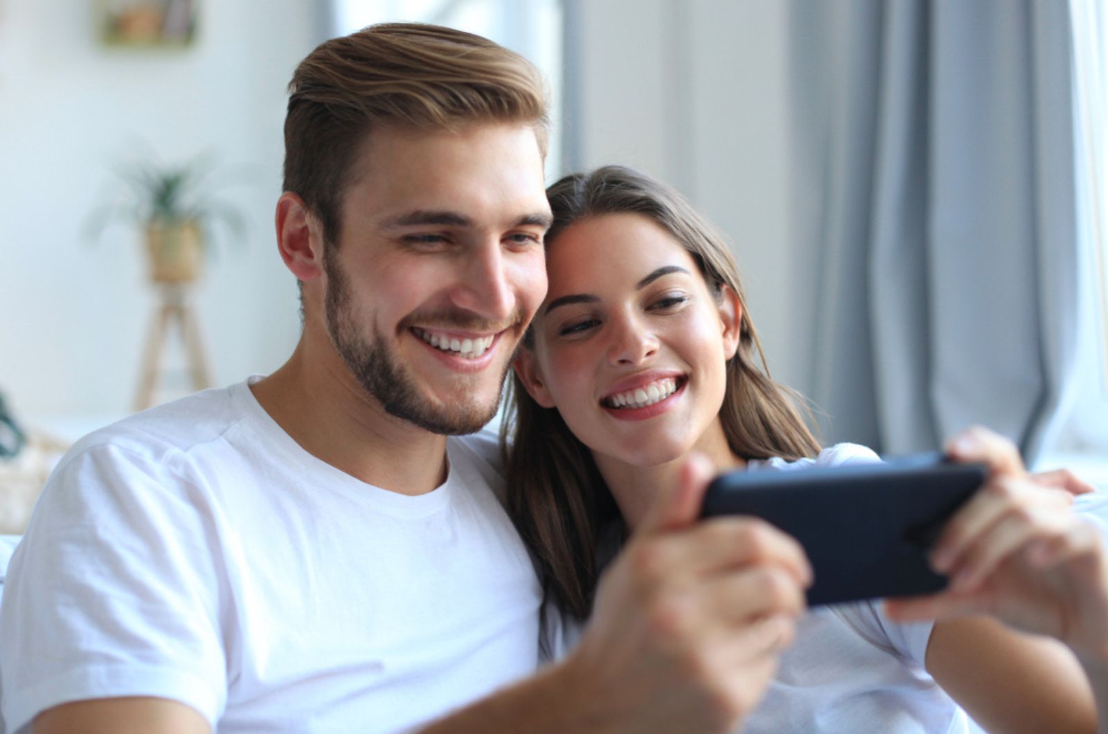 femme et homme regardant ensemble un téléphone portable