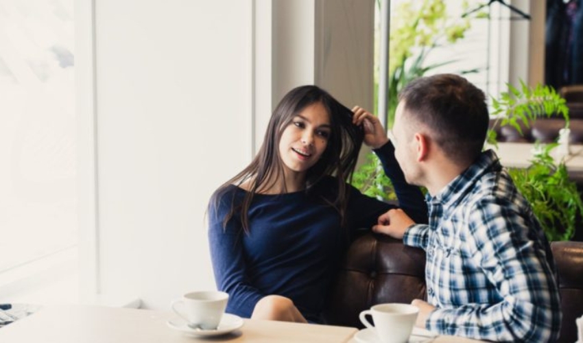 Heureux couple parlant au cafe