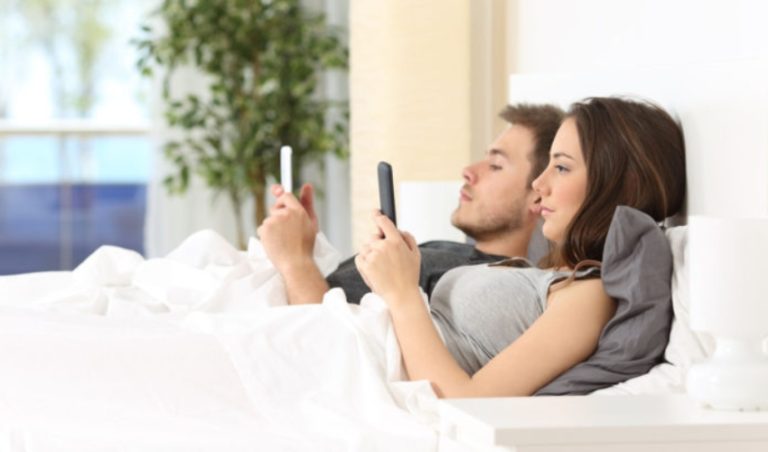 homme et femme sur un telephone separe