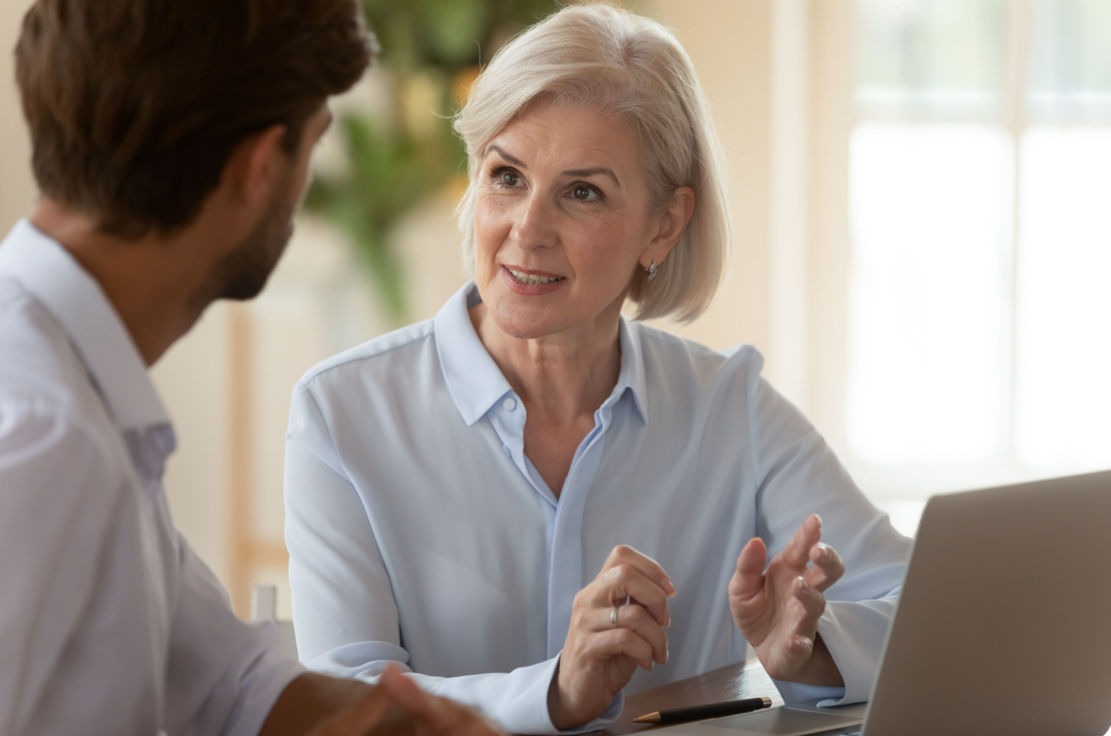 femme plus âgée parlant à un homme