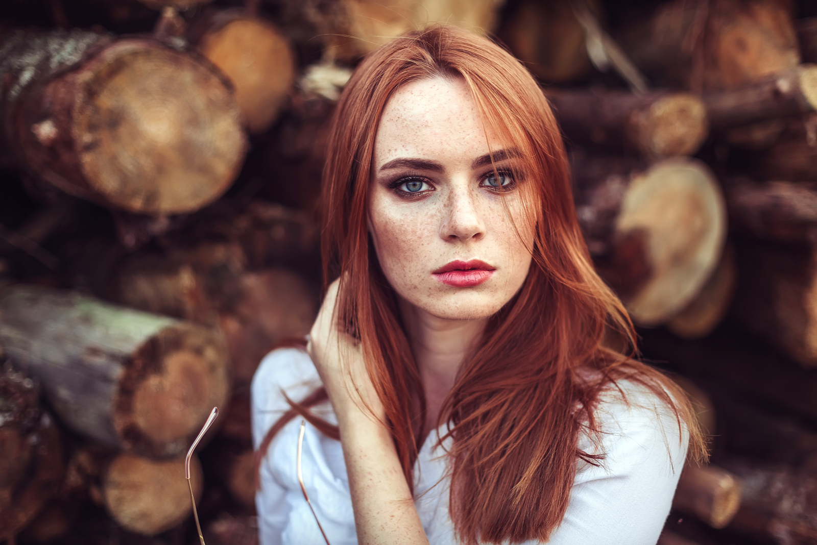 femme rousse aux taches de rousseur posant en plein air