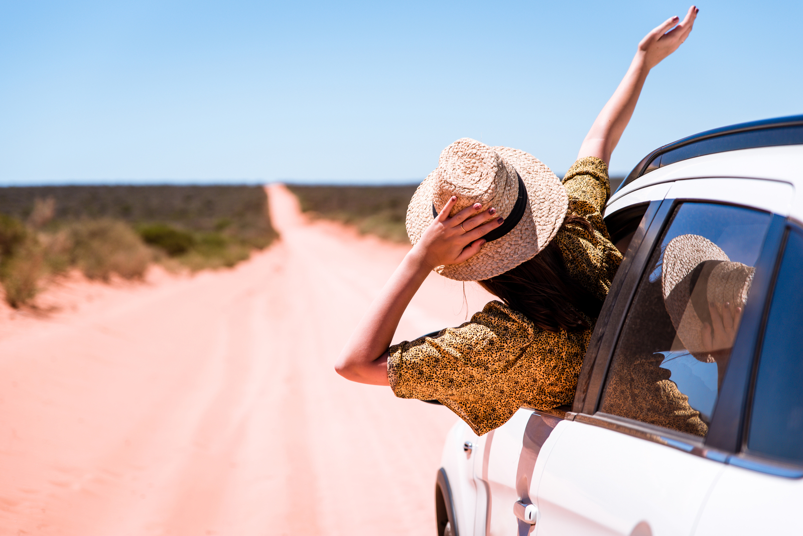 heureuse femme voyageuse portant un chapeau aime le voyage sur la route