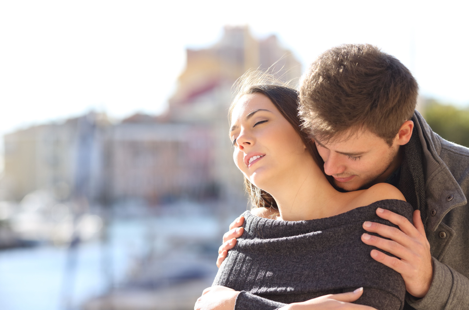 homme embrassant une femme sur le cou