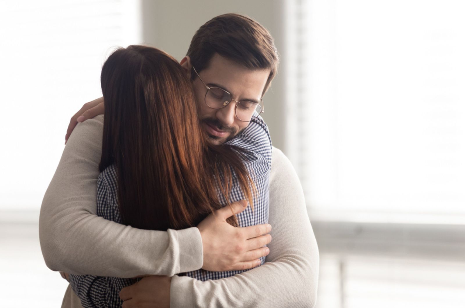 homme étreignant une femme