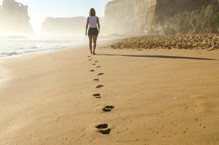 femme marchant sur la plage