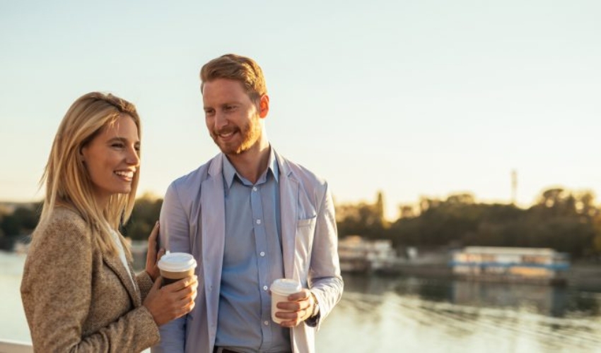 un homme et une femme debout et buvant du cafe