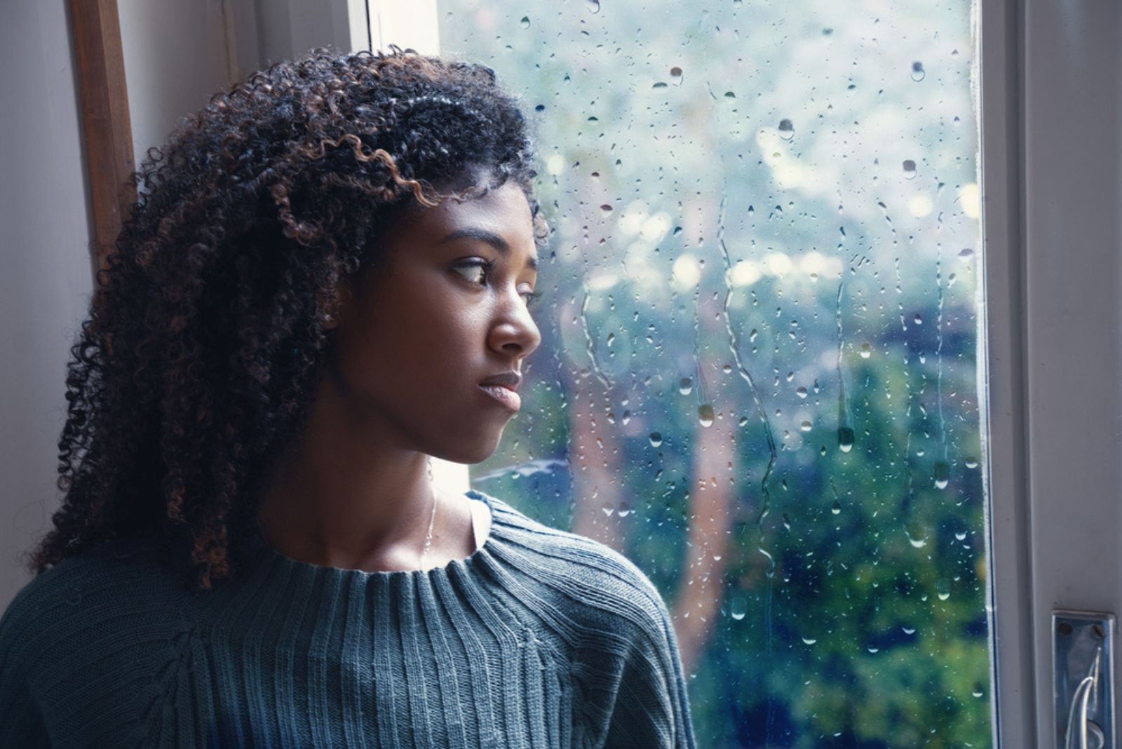 Femme noire ressentant des symptômes de dépression seule à la maison