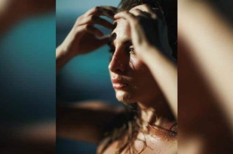 femme qui bouge, ecoute, visage