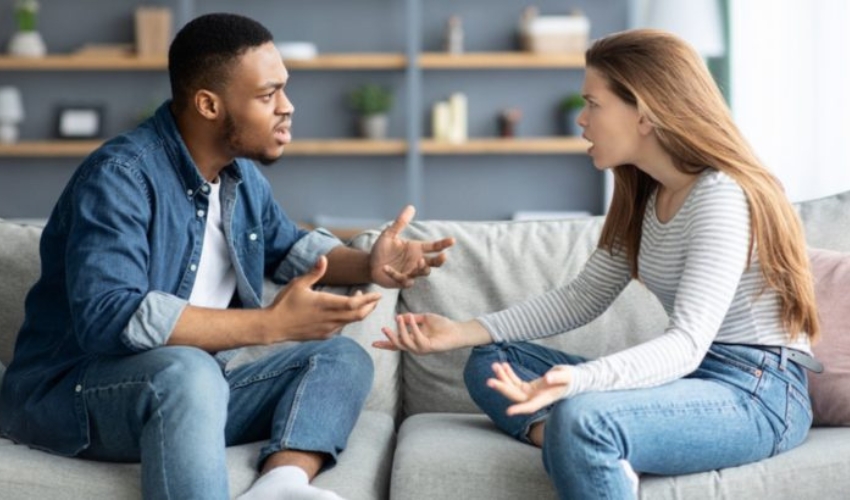 couple se disputant a la maison