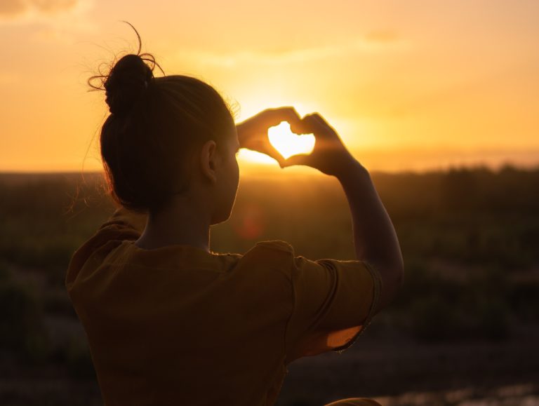 femme faisant coeur avec les mains
