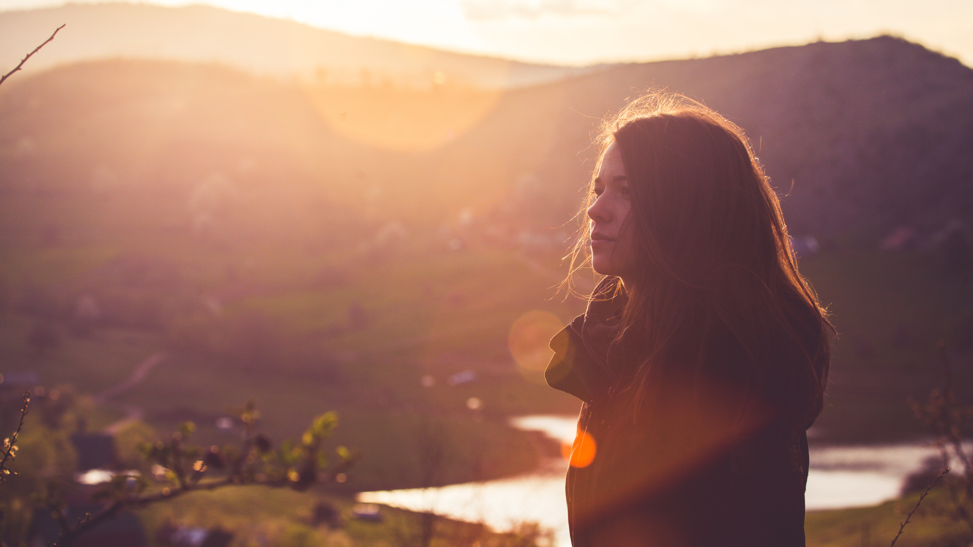 femme regardant au loin