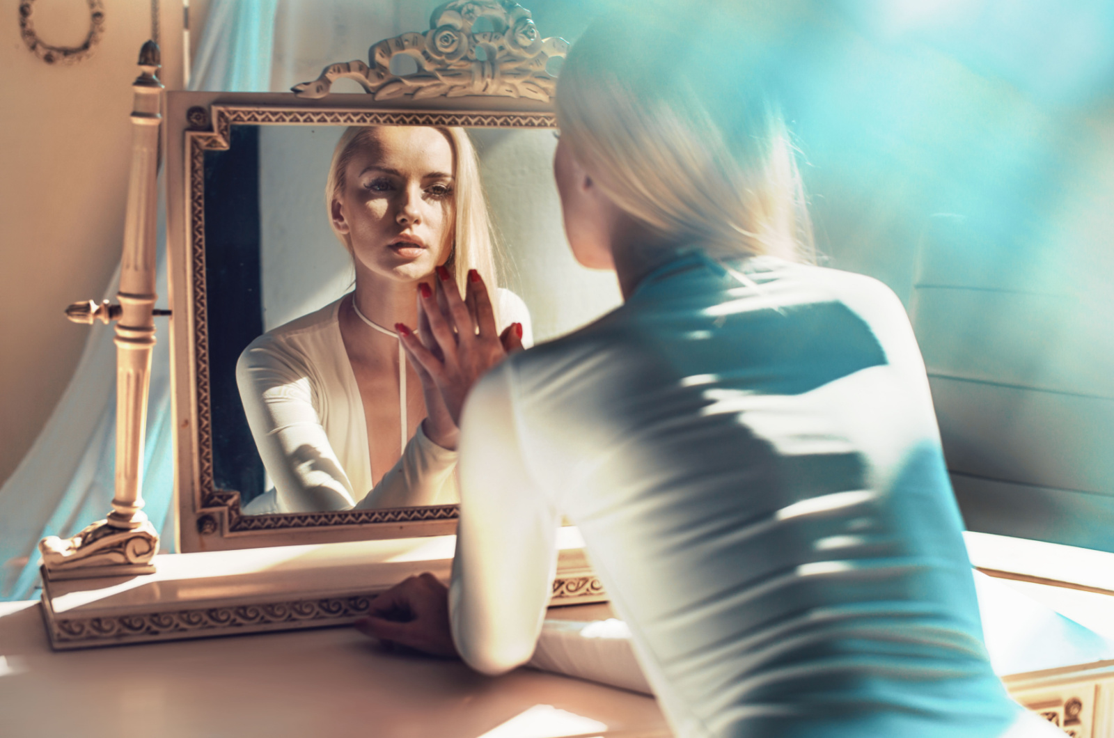 fille se regardant dans un miroir