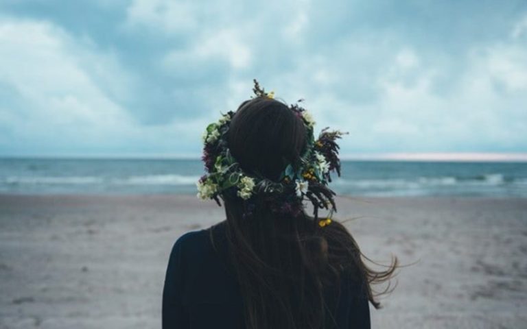 une femme avec une couronne sur la tete