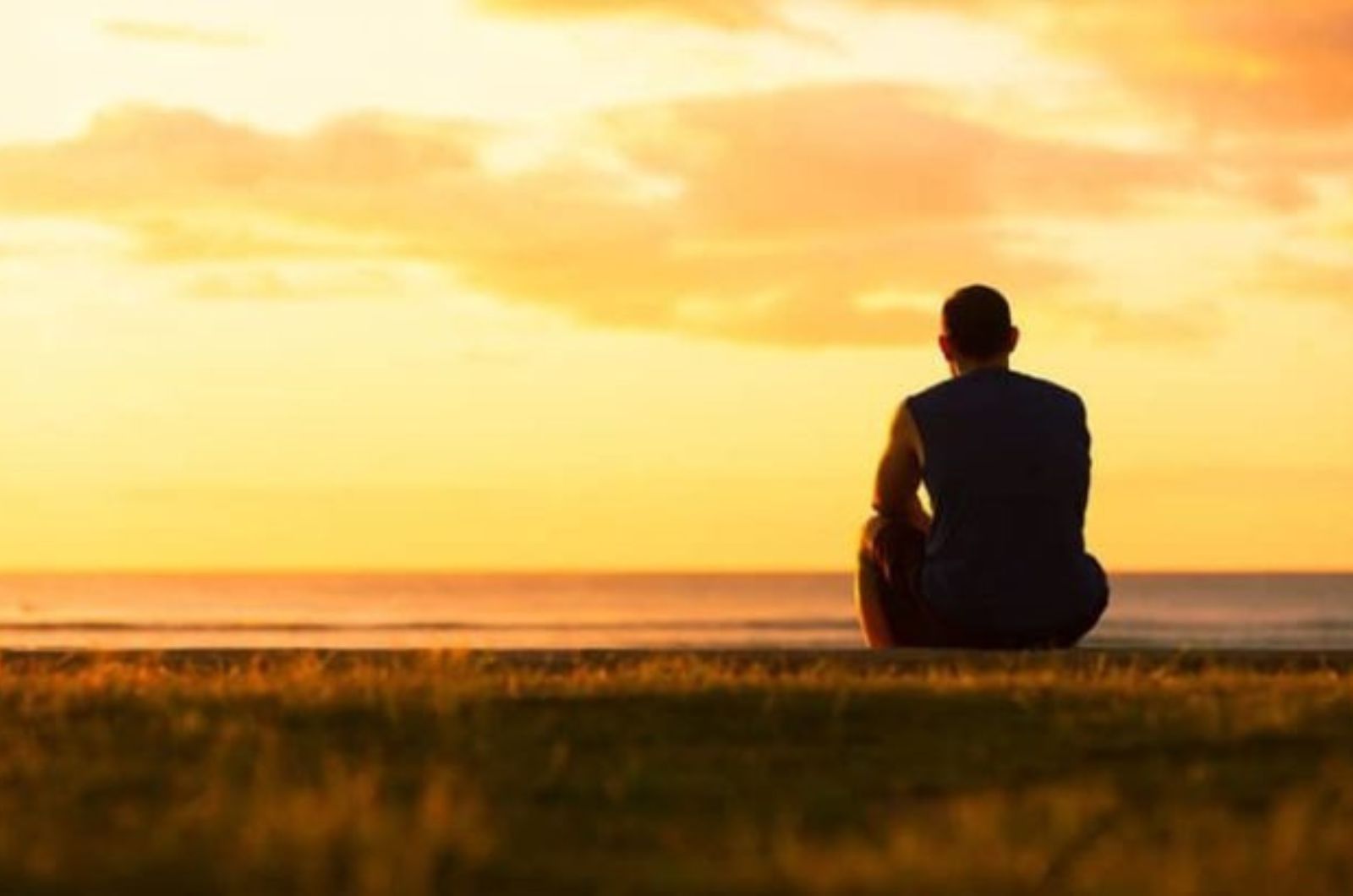 silhouette d'un jeune homme assis