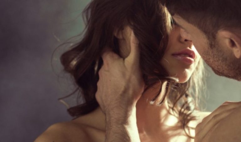 un homme veut embrasser une femme