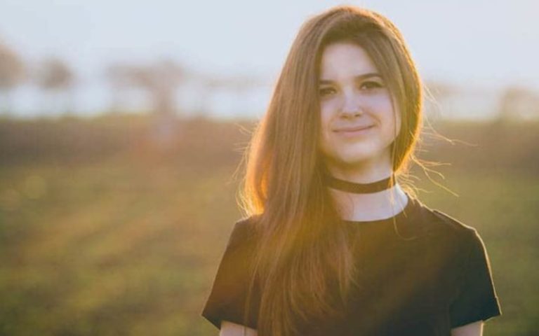 portrait de jeune femme au coucher du soleil