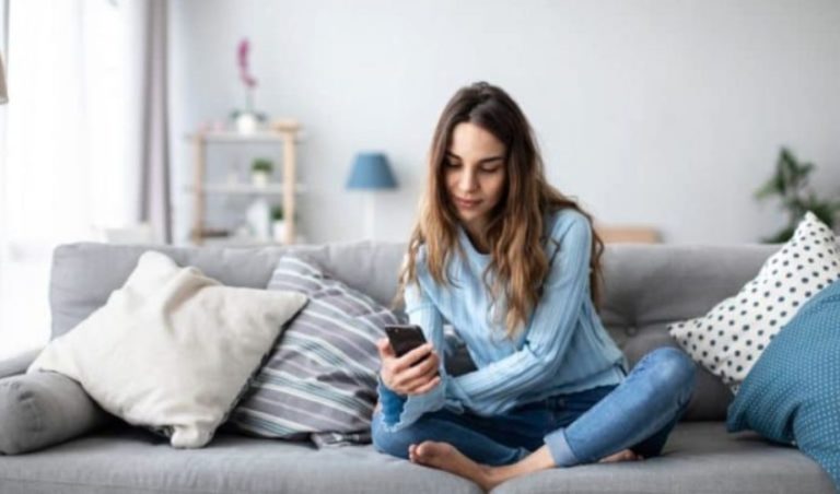 femme assise et bouton sur le telephone