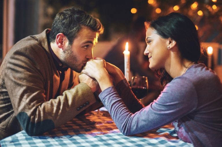 homme embrassant la main d'une femme